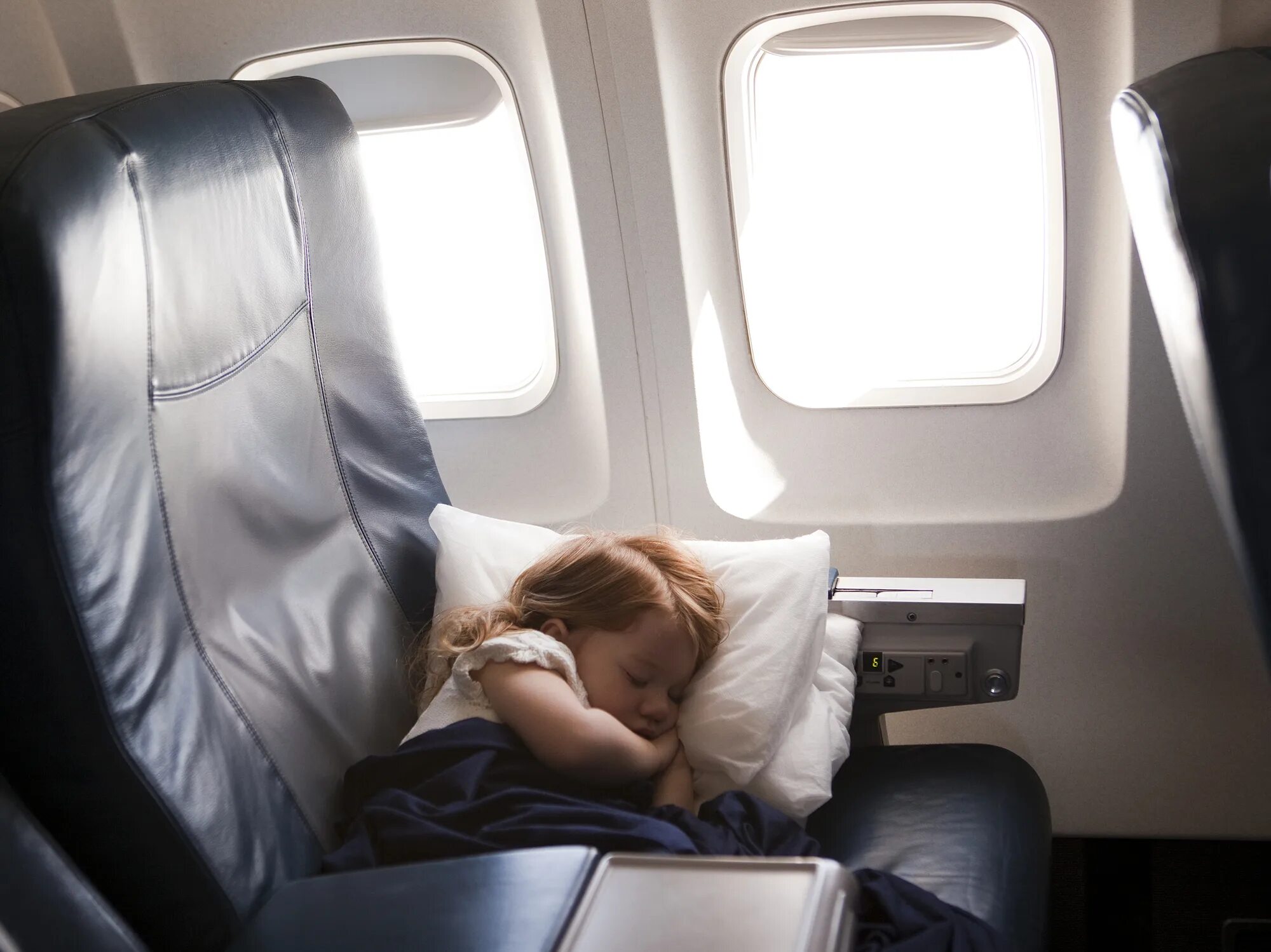 Сидит посередине. Сон в самолете. Спать в самолете. Пассажиры в самолете спят.