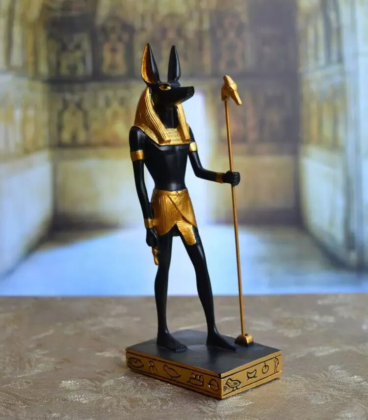 Животные богов египта. Анубис Бог. Фараон Анубис. Анубис с древнеегипетского. Египетская статуя Анубис.