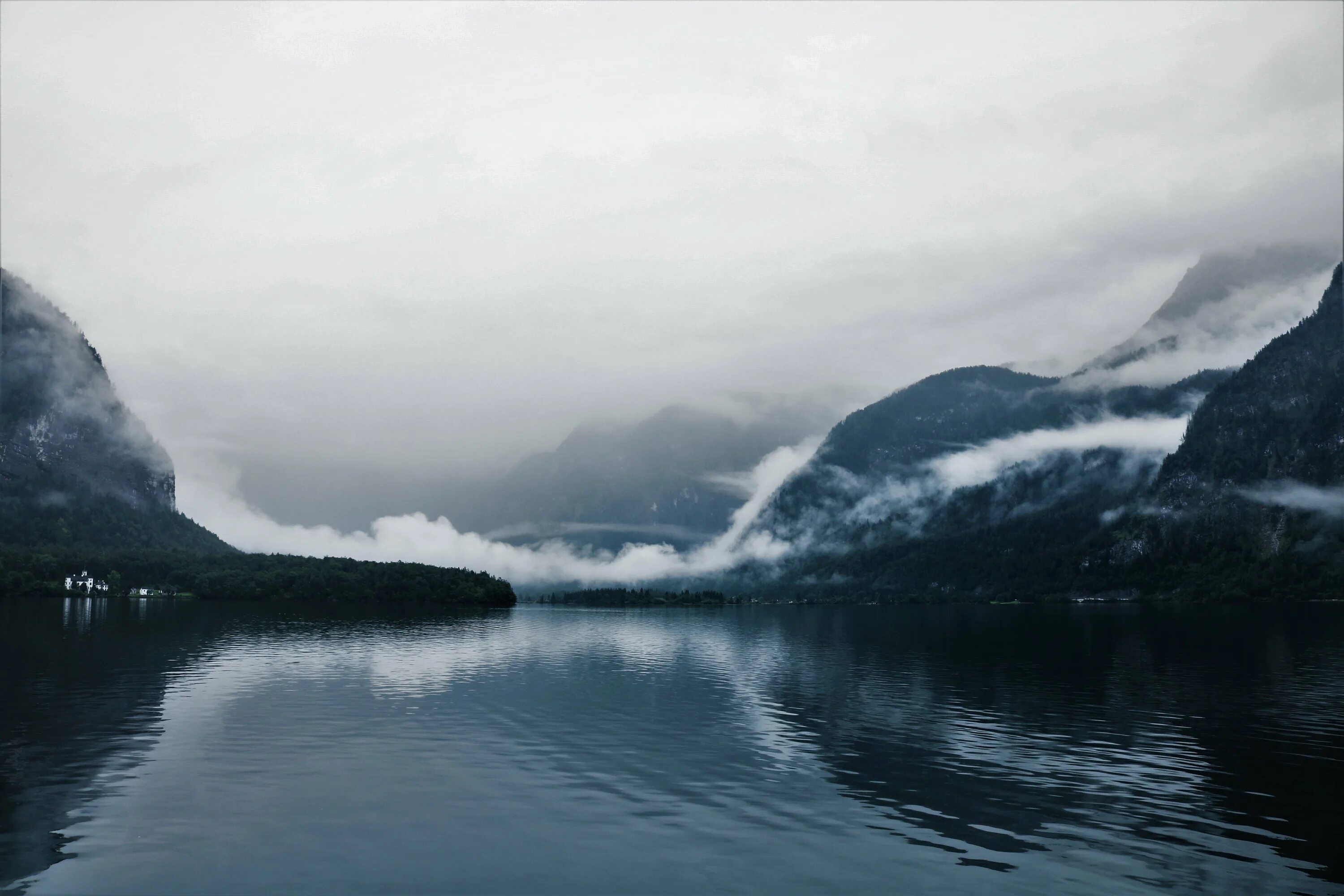 Исландия горы дождь. Исландия черный пляж туманы. Туманная исландия. Исландия туман. Туманная исландия.