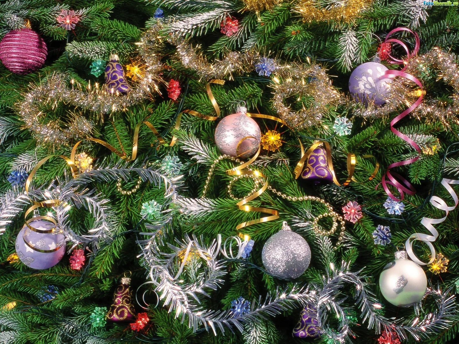 елочные украшения. елка украшенная мишурой. мишура на елке. красивая елка с мишурой. украшение елки.