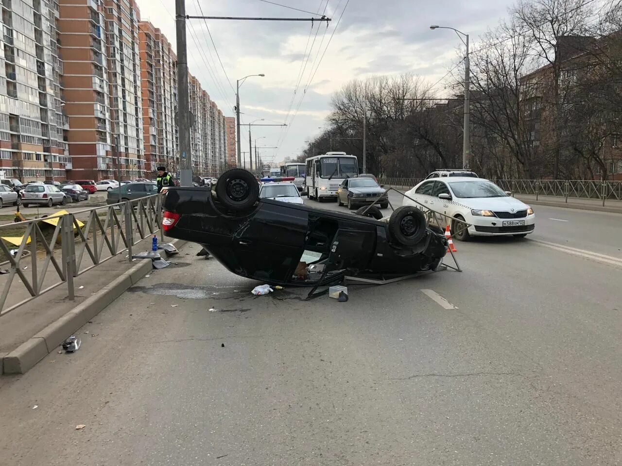 Машина в аварии фото. Авария машина перевернулас. Машина перевернулась на крышу.