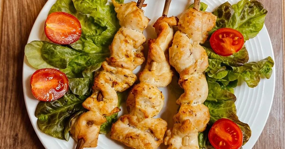 Шашлык из куриной грудки рецепт. Шашлычки из крылышек на шпажках. куриный шашлык геншин. куриный шашлык с грибами геншин. медовые дижонские куриные шашлычки.