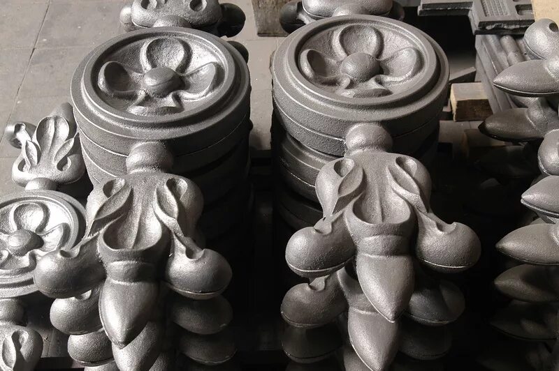 Чугунное художественное литье. Художественное чугунное литье касли. Кованые изделия из чугуна. Кованый акант решеток. Художественное литье чугуна.