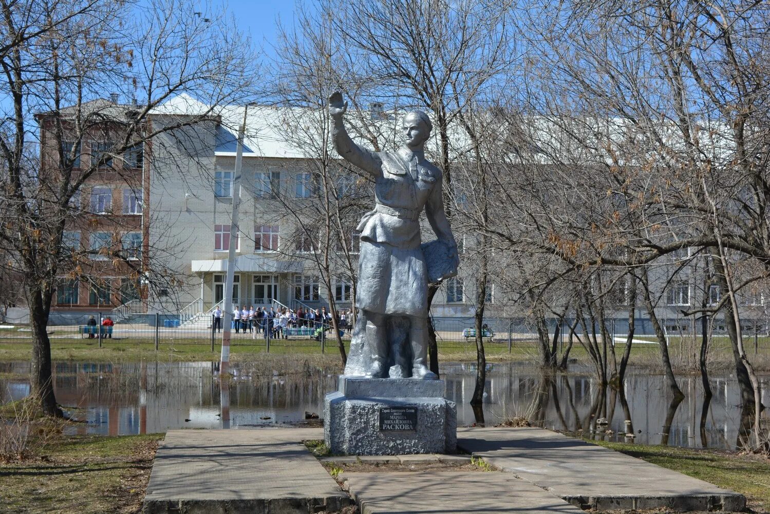 Энгельс расковой 9. Памятник Марине Расковой в Энгельсе. Памятник Расковой в Саратове. Памятник Марине Расковой Саратов. Парк Марины Расковой Энгельс.