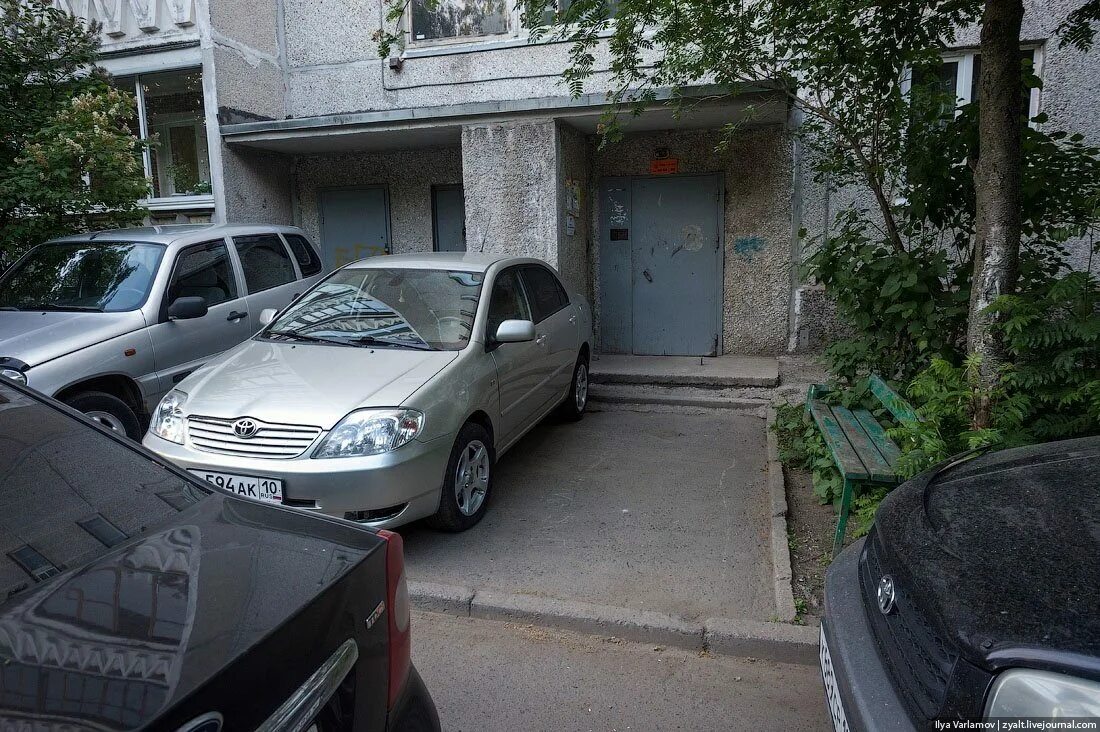 Чтобы пройти от подъезда до машины. Автомобили возле подъездов. машина около подъезда. припарковался у подъезда. машина в подъезде.