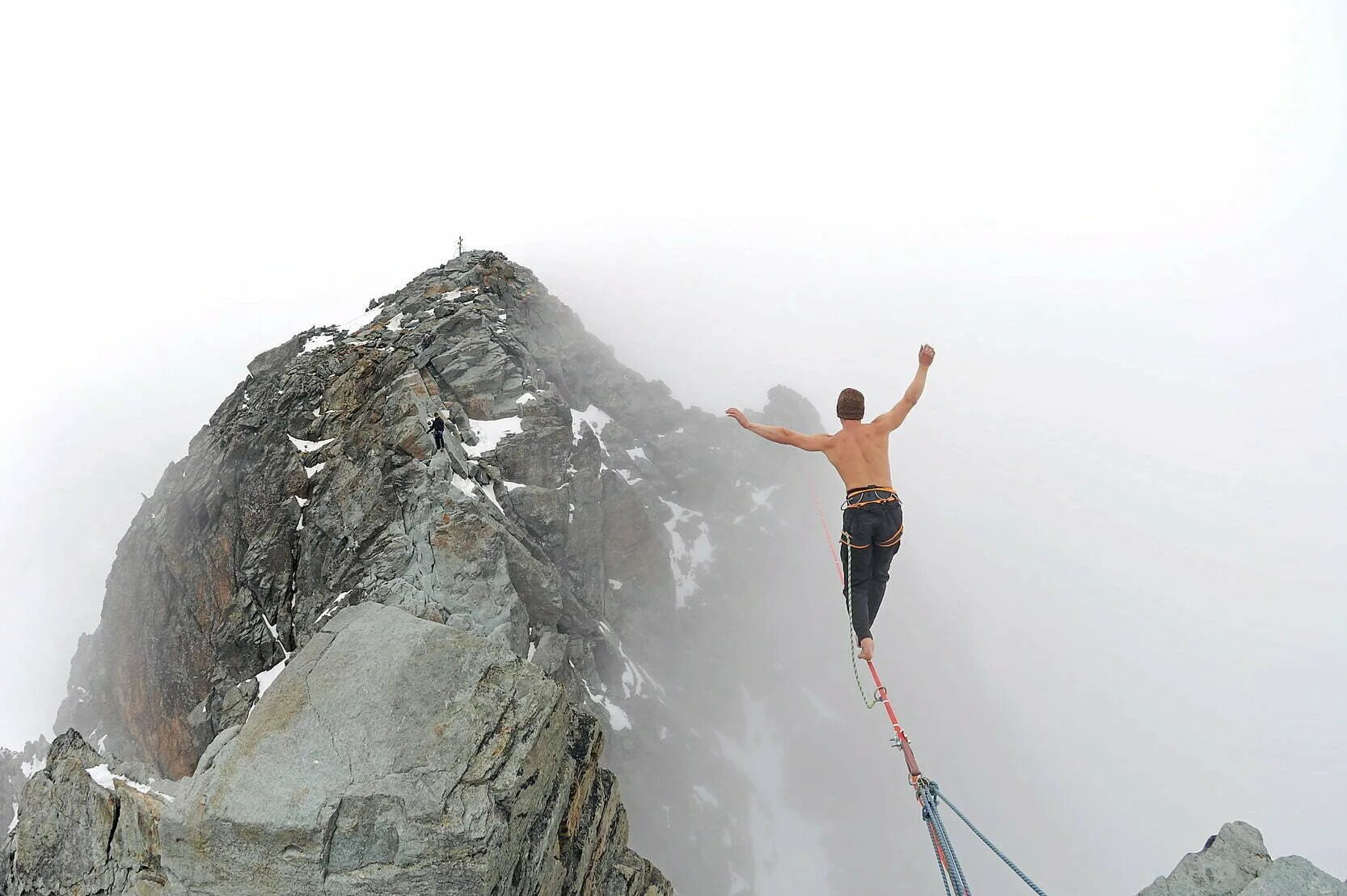 Подъем в гору 7. Тони Курц альпинист. Человек на канате. Взбираться на гору. Скалолаз на скале.