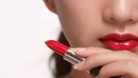 Крашу губы красным цветом возвращаемся с рассветом