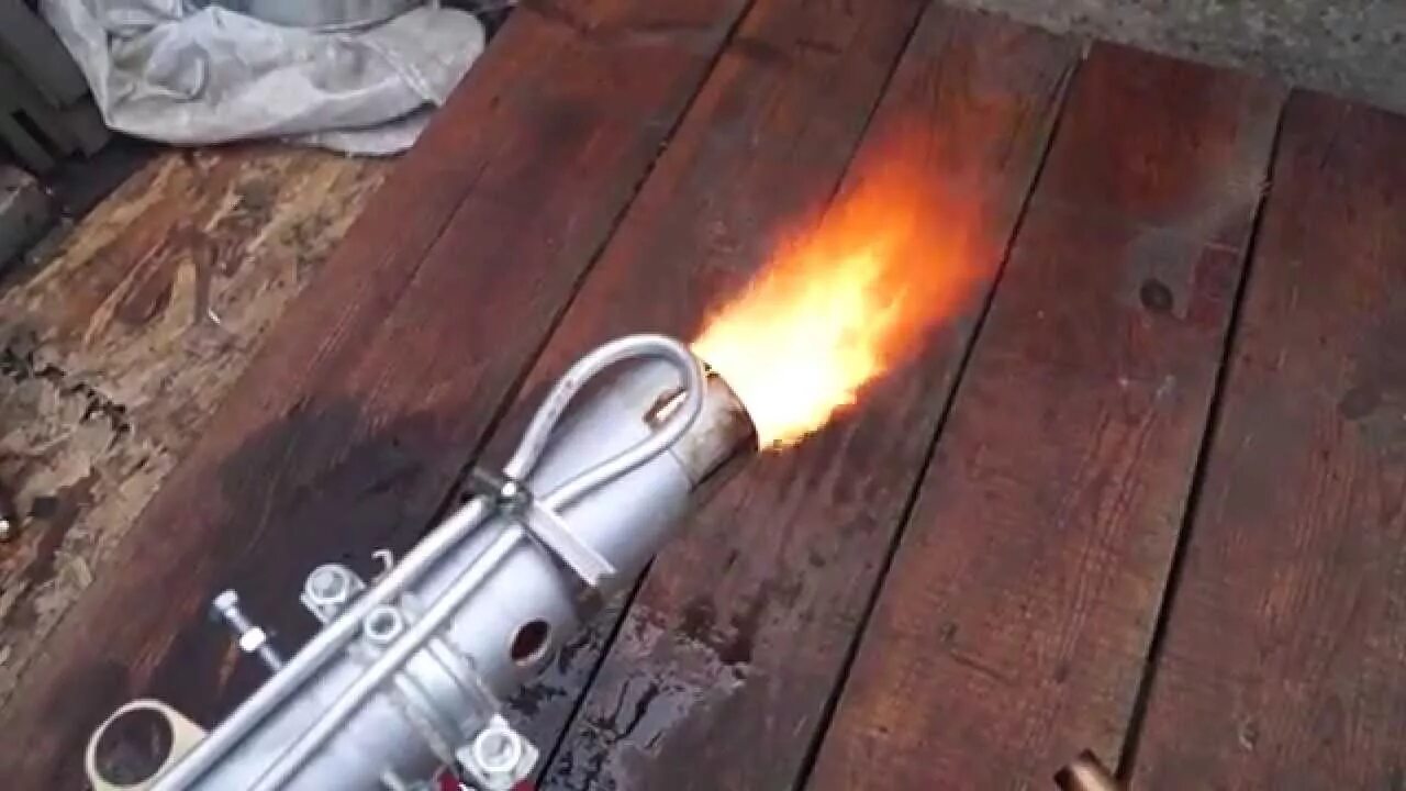 Горящие покрышки. Тушение пожара. Отработка в топку. Пожар в машинном отделении. Горелка на отработке с синим пламенем.