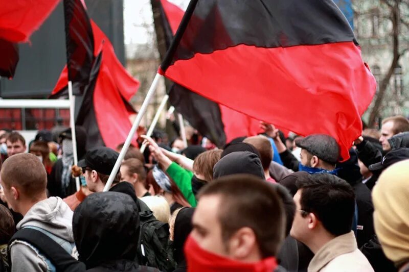 АНТИФАШИСТЫ митингм. Черно красный флаг антифашистов. Красно черный флаг антифа. АНТИФАШИСТЫ 2011.