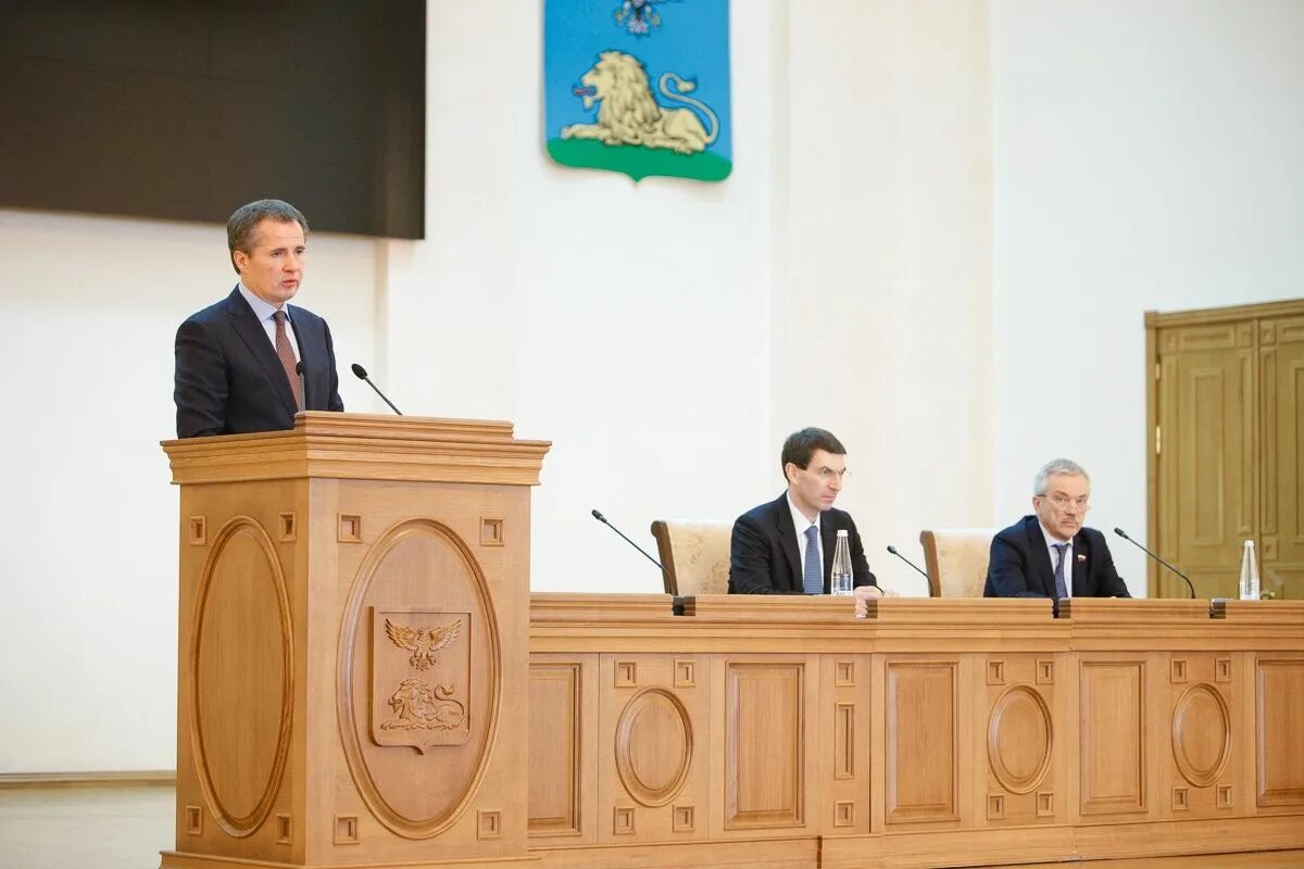 Сайт губернатора и правительства белгородской. Гладков губернатор Белгородской области. Администрация губернатора Белгородской области. Портрет Гладкова губернатора Белгородской области. Фото Гладкова губернатора Белгородской области.