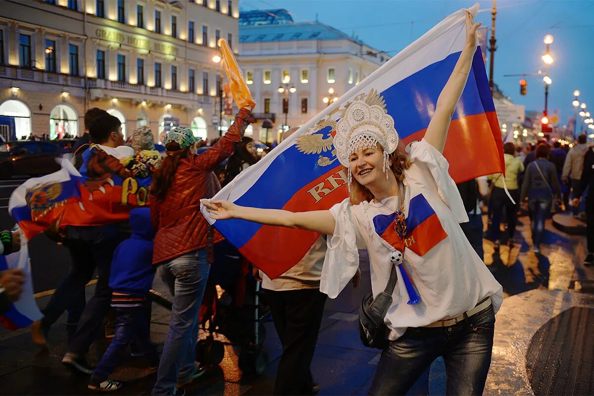 12 июня праздник. Отметить российский. Празднование 12 июня. Россияне радуются. Отметить российский.