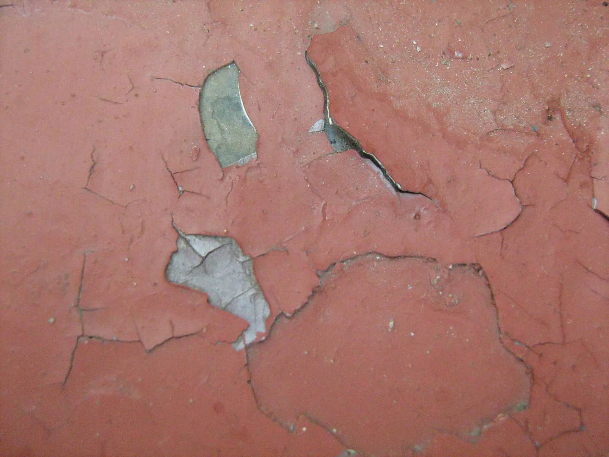 Трещины на поверхности. Отслоилась краска на стене. Отслоившаяся штукатурка. Отслаивание штукатурки. Отслаивающаяся краска.