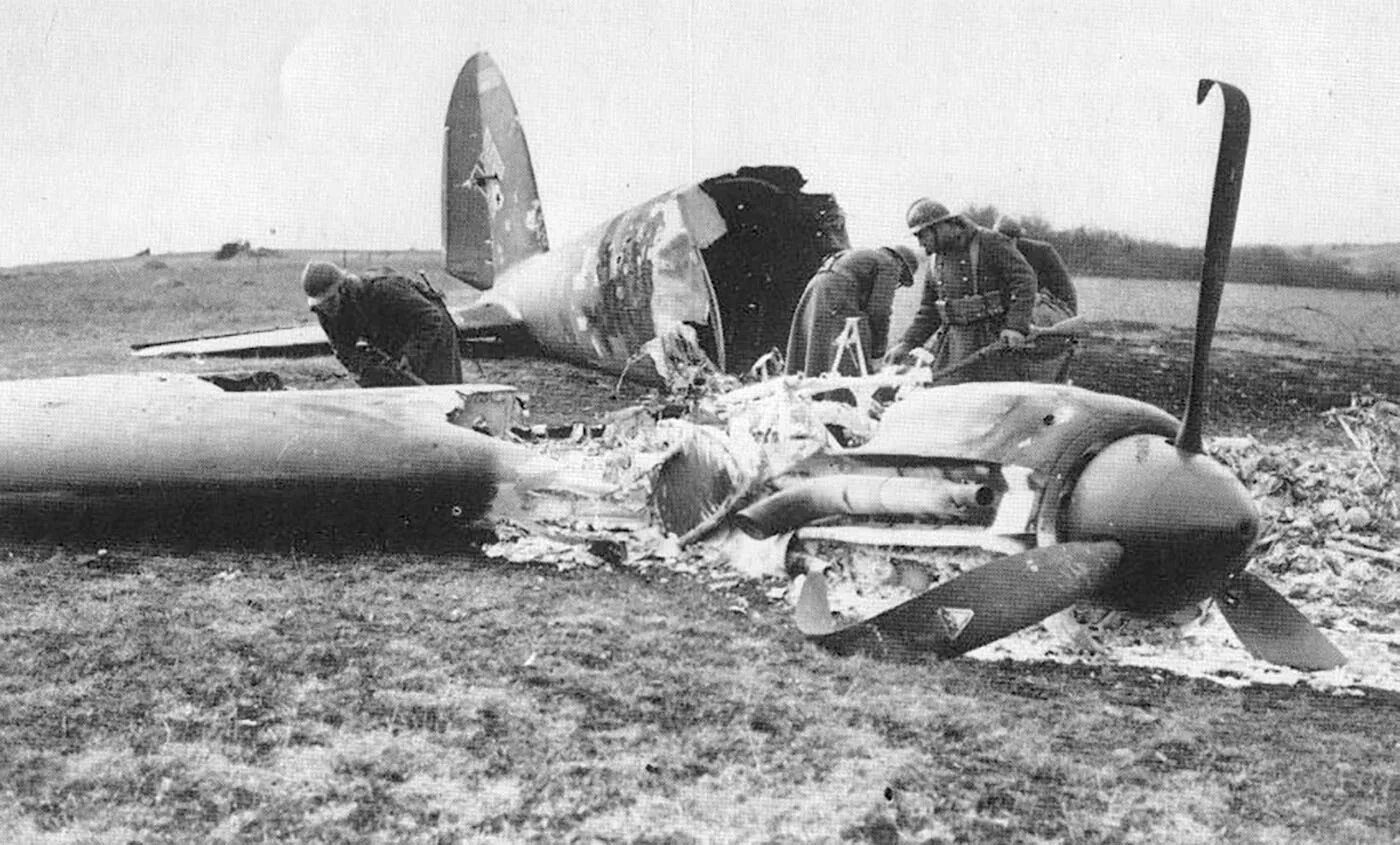 Второй сбитый самолет. Самолет 111 Хейнкель сбитый. Heinkel he 111 бомбардировщики второй мировой войны.