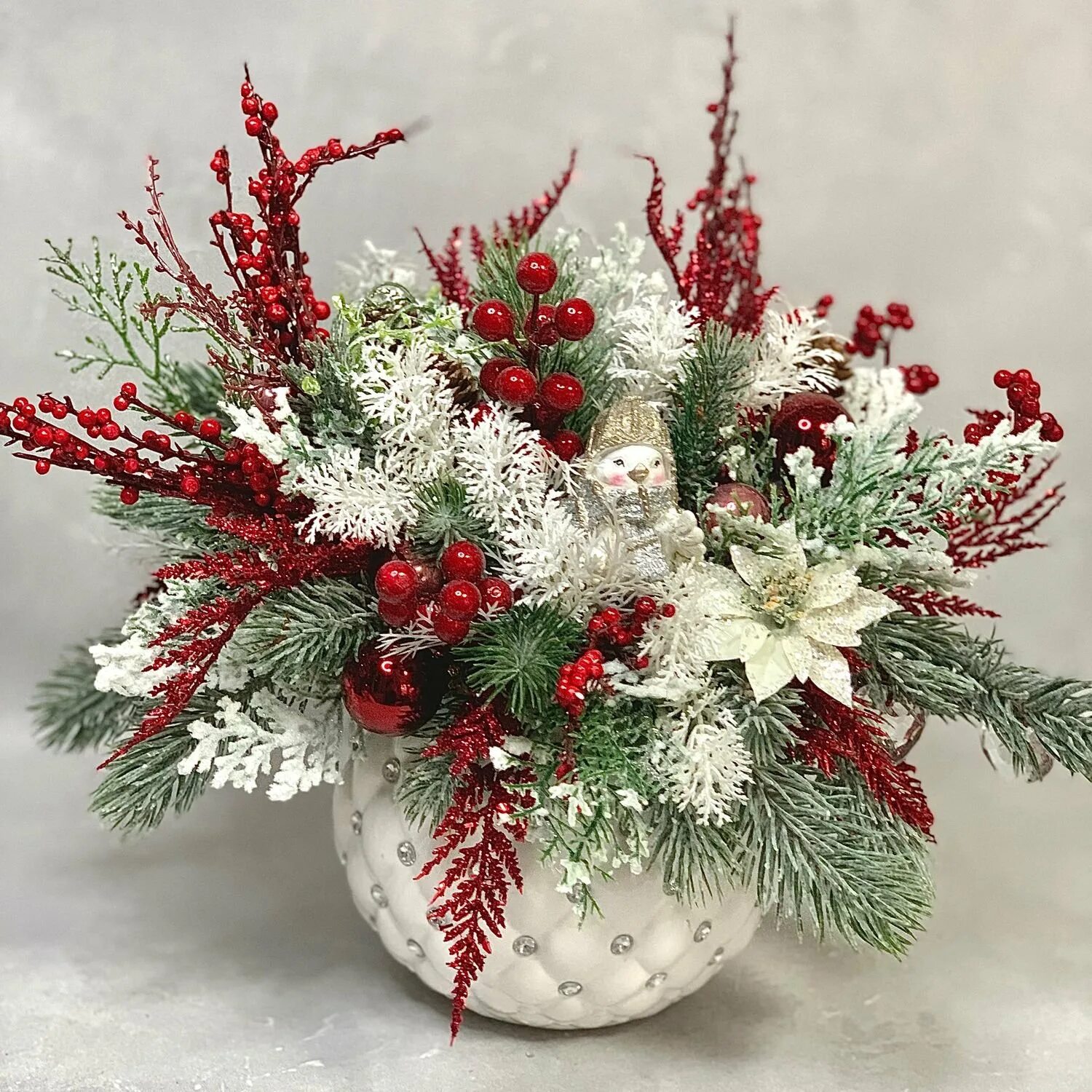 хвойная икебана. новогодние флористические композиции. зимняя композиция. интересные новогодние композиции. спиральные новогодние композиции.