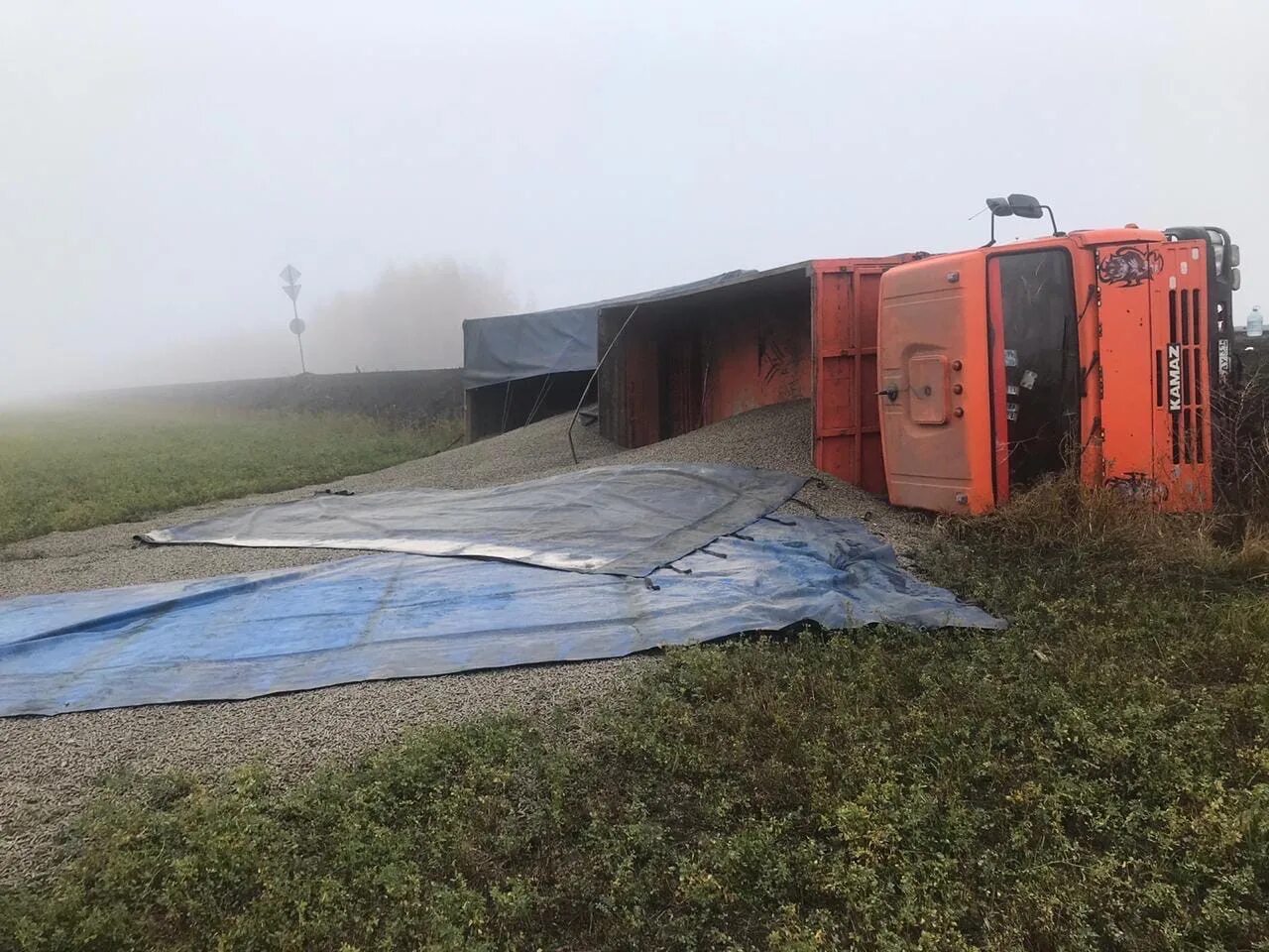 Обстановка на границе белгородской области сейчас. Аварии КАМАЗ В Белгородской области. КАМАЗ перевернулся. ДТП В Белгородской области вчера. КАМАЗ В кювете.