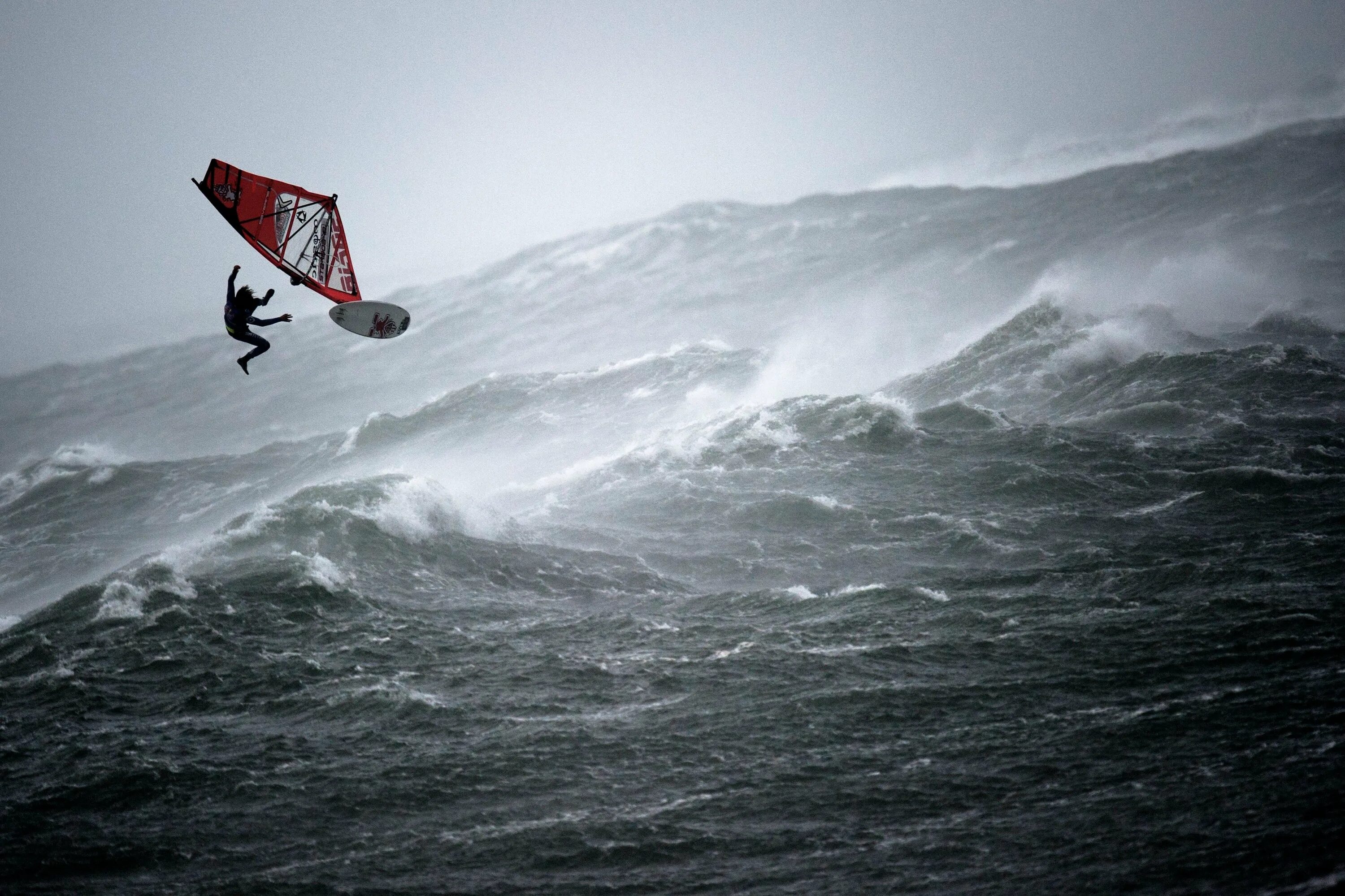 Storm guides. Виндсерфинг ред булл. red bull storm chase. виндсерфинг в шторм. экстремальный шторм.