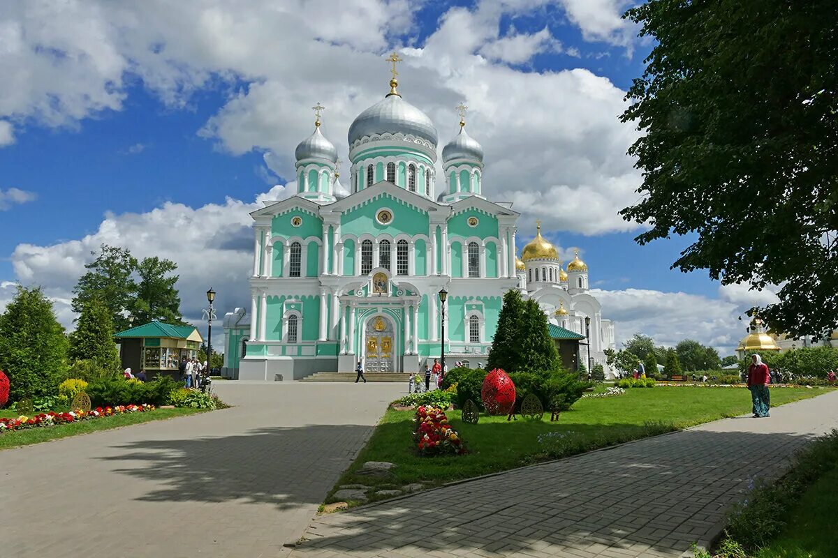 Свято троицкий дивеево. Свято-Троицкий Серафимо-Дивеевский монастырь. Свято-Троицкий Серафимо-Дивеевский монастырь храмы. Дивеево Свято Троицкий монастырь.