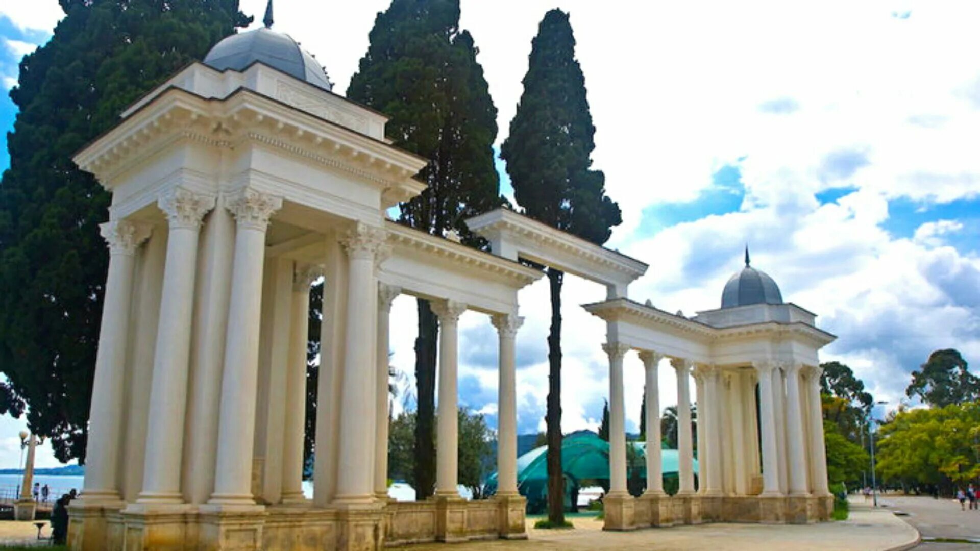 Колоннада в сухуми. Абхазия сухум колоннада. колоннада сухум. сухум колоннада на набережной. набережная диоскуров сухум.