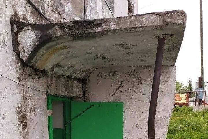 Аварийный подъезд. Демонтаж козырька. козырек подъезда.