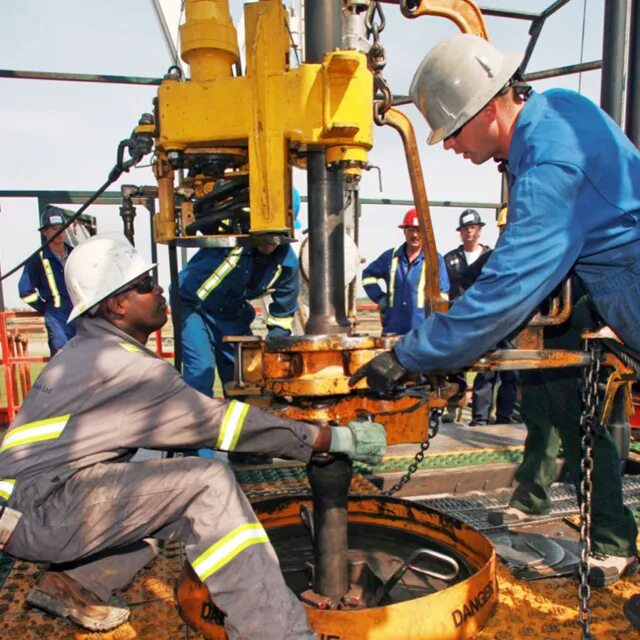 Бурение газовых скважин. Бурильщик нефтяных и газовых скважин. Эксплуатационное бурение нефти. Нефтяная скважина. Помощник бурильщика эрбс на нефть и газ.