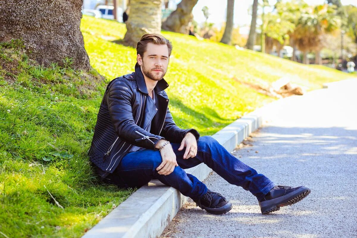 Luke Benward. Люк Бенвард 2022. Люк Кембридж змей. Люк Бенвард торс. Люк бенвард