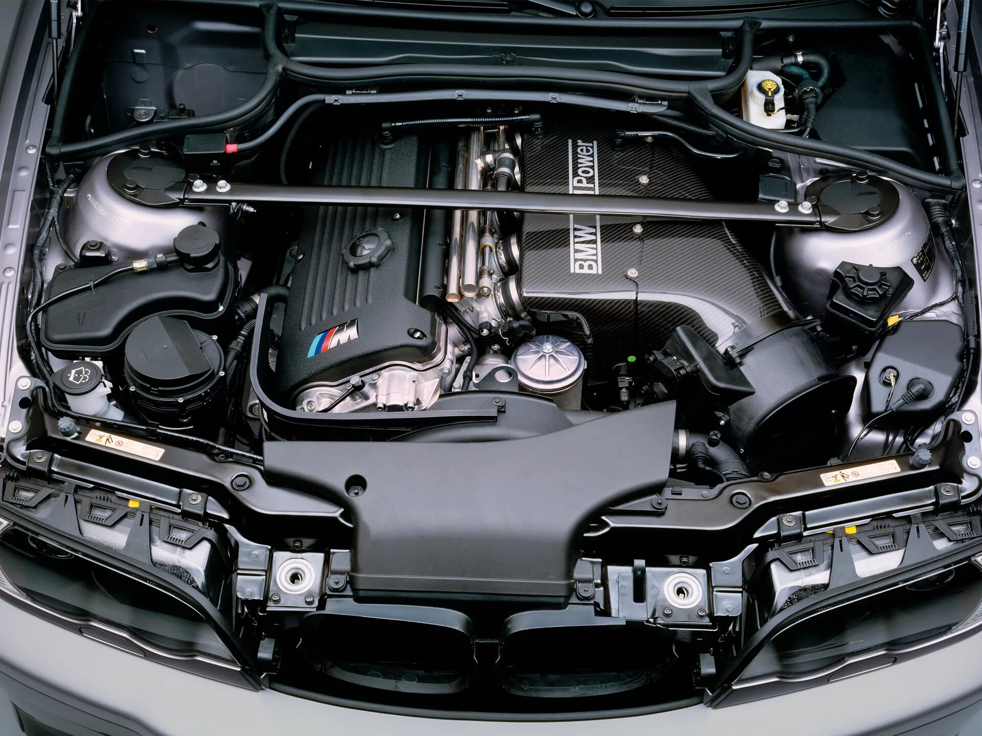 Мотор под капотом. Двигатель автомобиля под капотом. Mazda 2 под капотом. Авто под капотом. Двигатель авто.