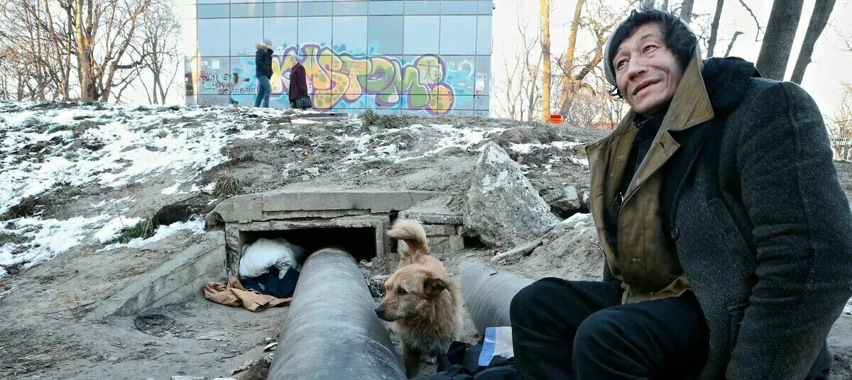 Бомж поднимает бомжа. Домик бомжей на теплотрассе.