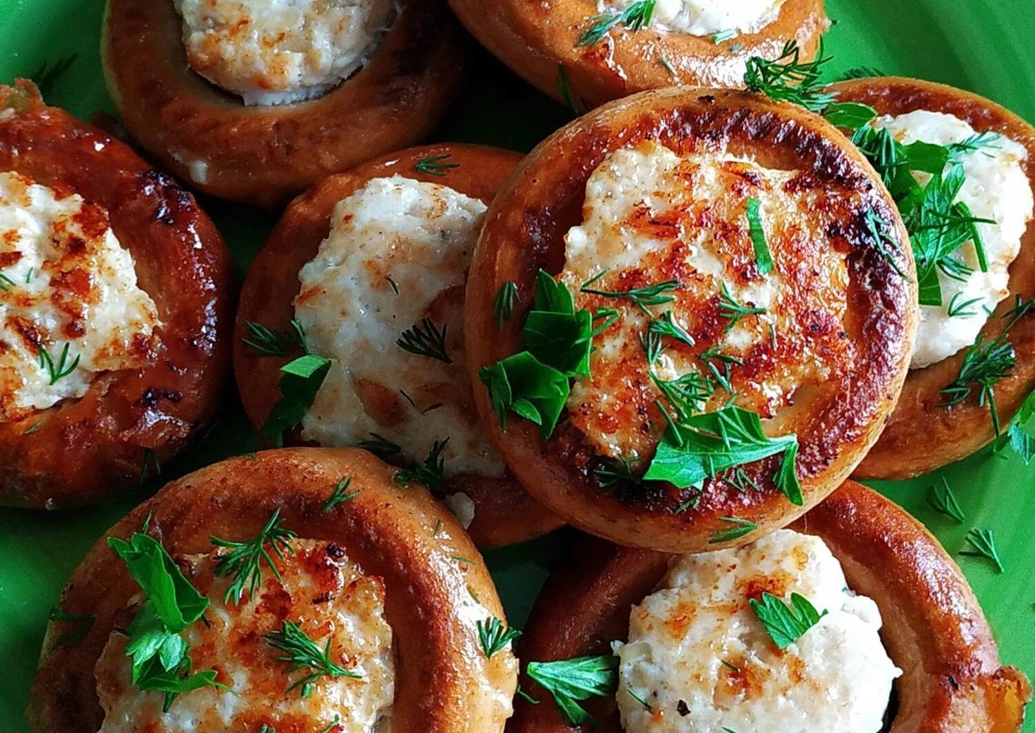 что можно приготовить из большого. блюда из кабачков. кабачок с курицей в хцудовке. бублик фаршированный фаршем. макароны с колбасой.