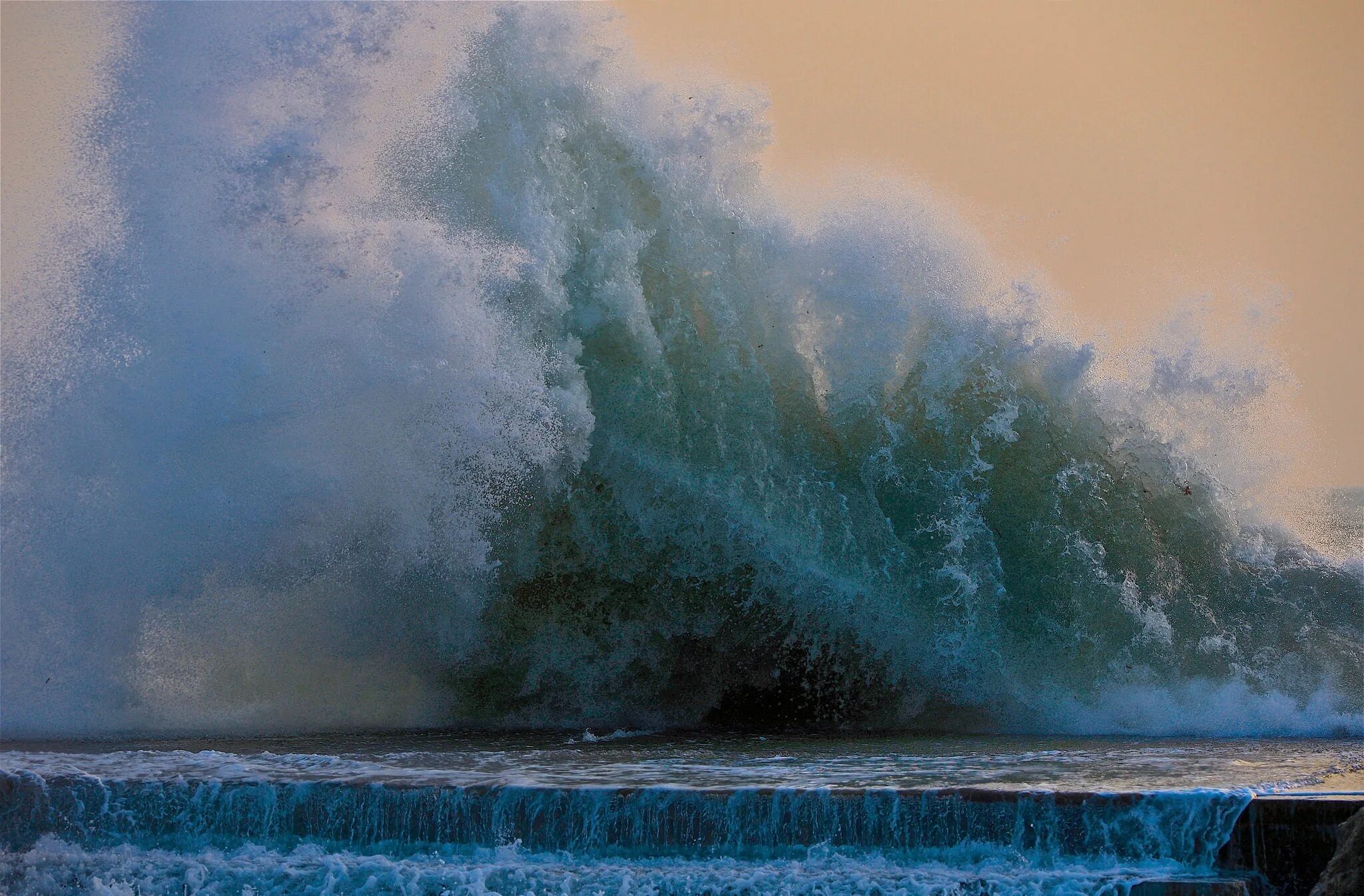 Волны человека в природе. Стихии природы. Волны шторм. Море шторм. Море стихия.