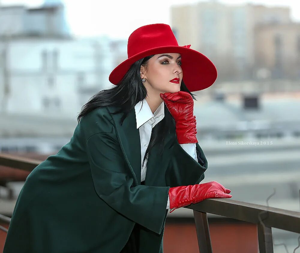Элегантная женщина. Девушка в шляпе. Красивая женщина в шляпе. Девушка в пальто и шляпе. Слушать леди в красном