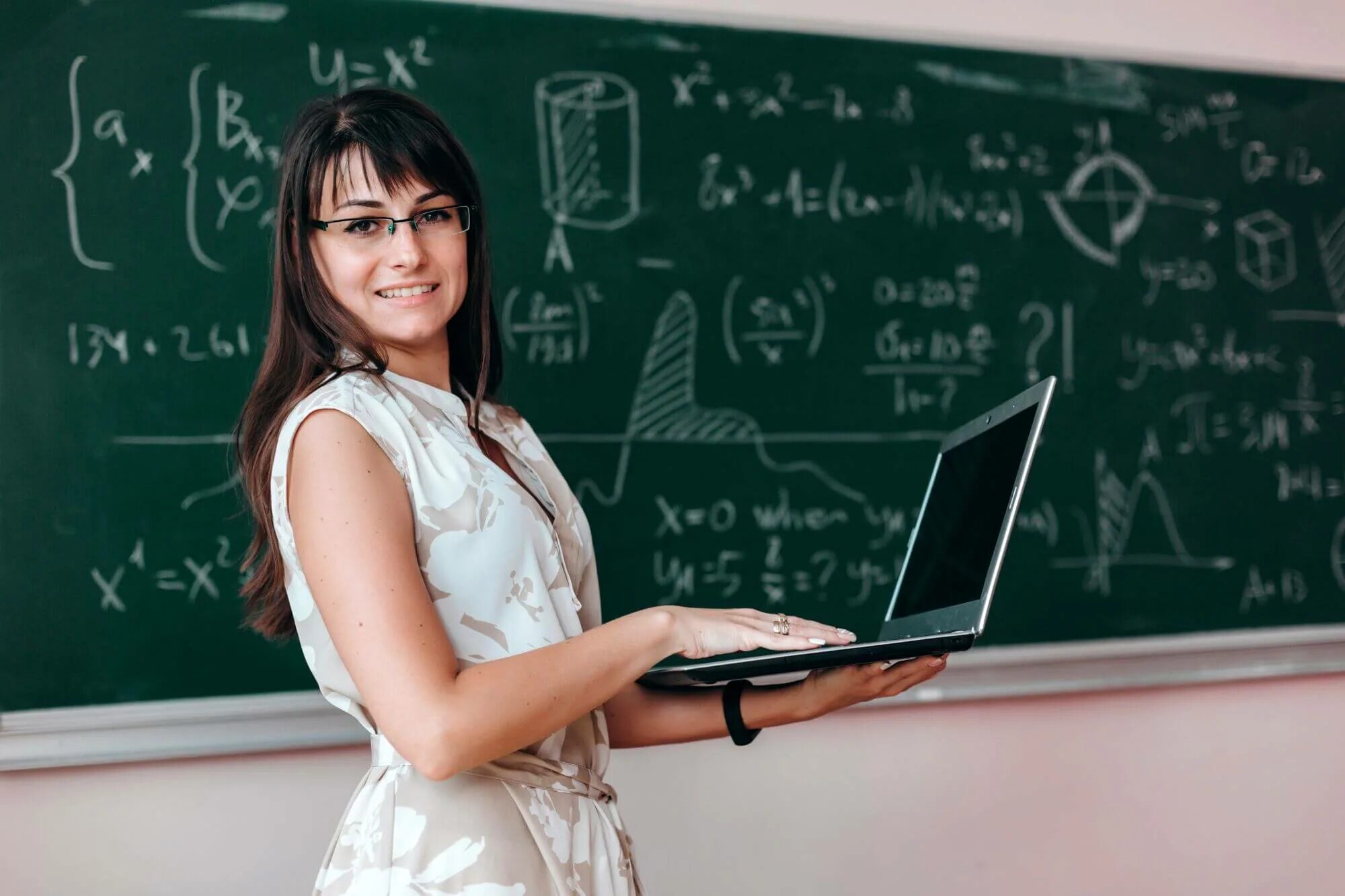 Аниме девушка в школе. Наса стал учителем в школе для девушек. Наса стал учителем в школе для девушек. Ученицы 11 класса. Женщина преподаватель.