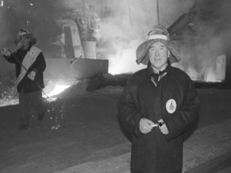 Нурсултан абишевич назарбаев. Нурсултан назарбаев шахтер. Нурсултан назарбаев на заводе. Назарбаев в молодости на заводе. Строители мигранты.