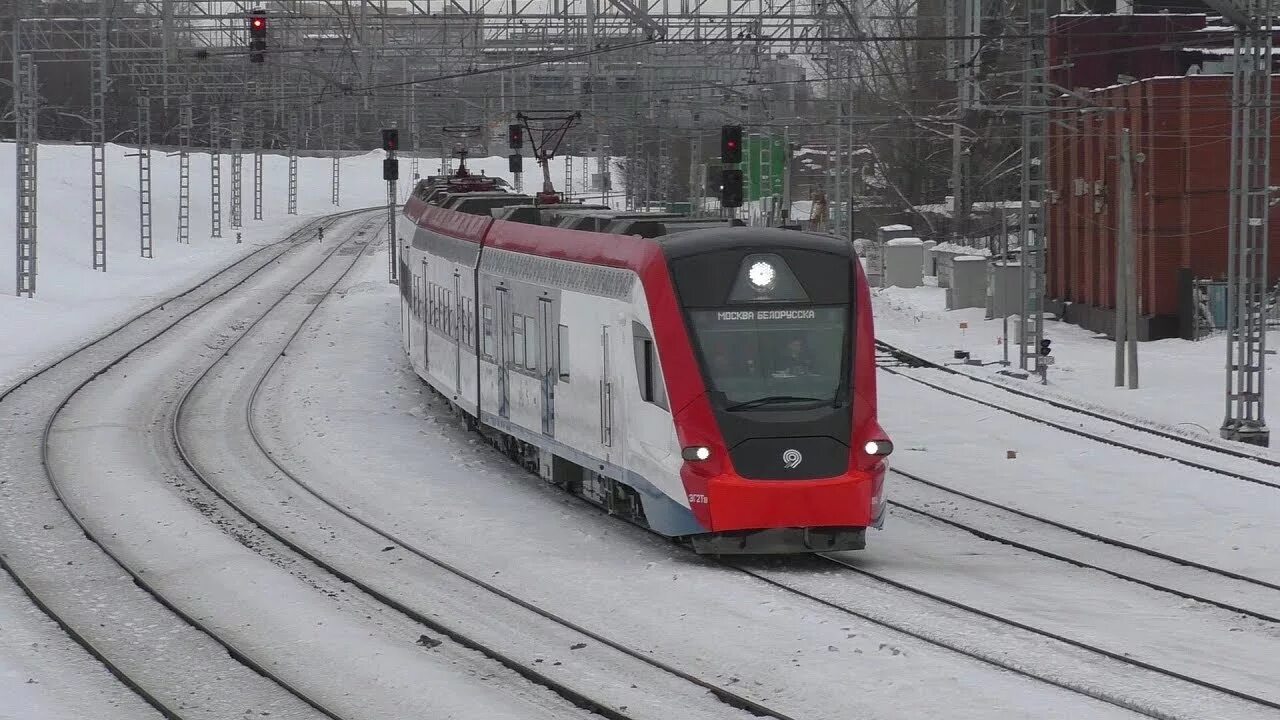 Поезд на станции фили. Станция фили электричка фото. Станция фили электричка. Фили белорусская электрички. Эр2т 7132.