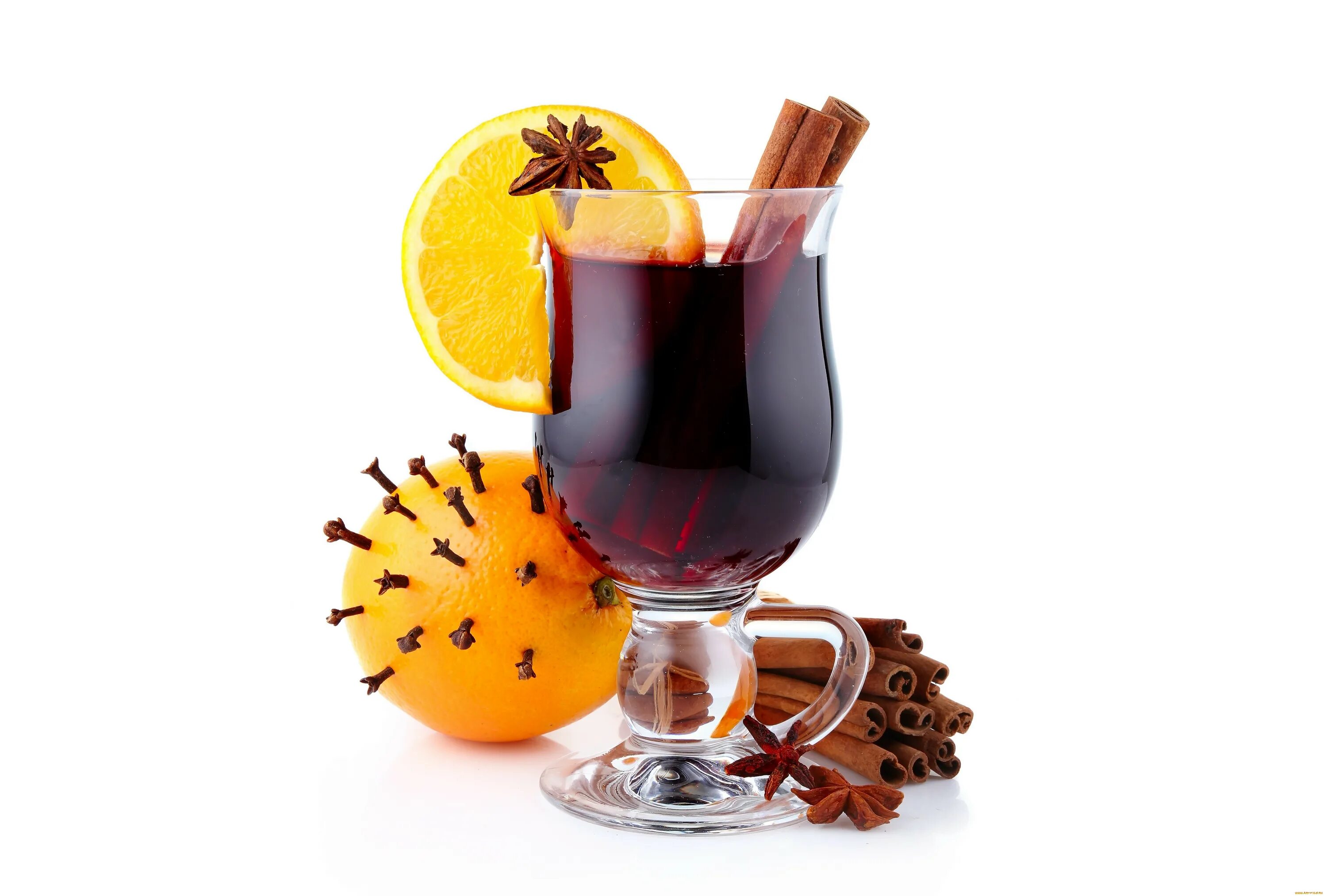 Напиток винный Gluhwein глинтвейн. Глинтвейн на белом фоне. Бокал для глинтвейна. Глинтвейн в прозрачном стакане.