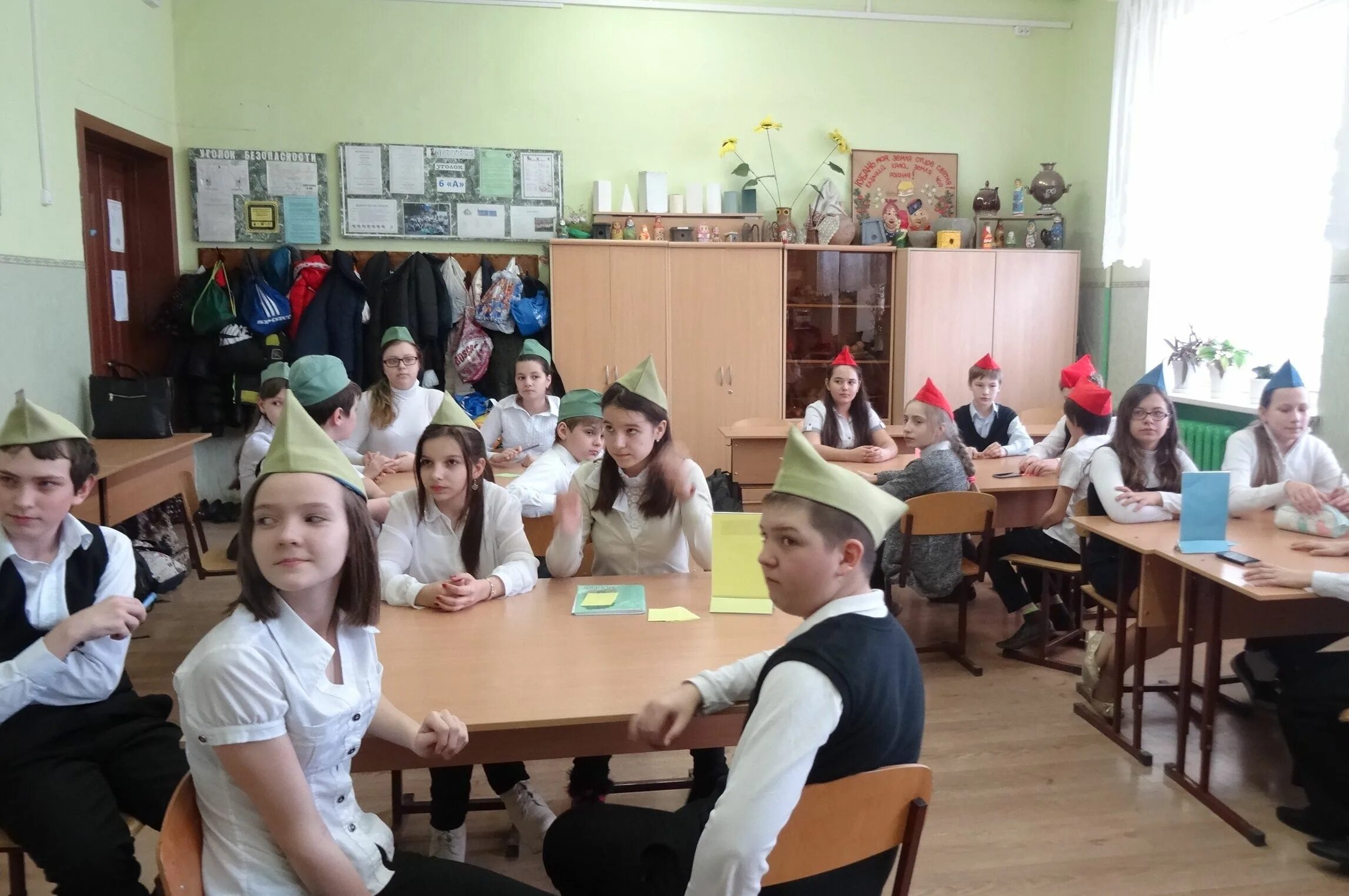 Краеведение презентация. В викторине для школьников по краеведению принимали. Эмблема краеведческого кружка. Школа юного краеведа. В викторине для школьников по краеведению принимали.