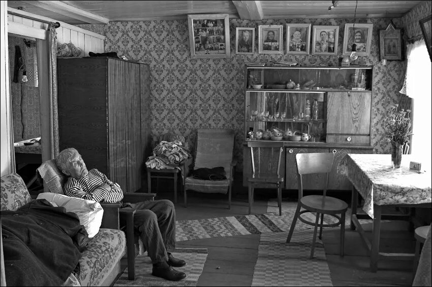 интерьер советской квартиры. интерьер советской квартиры. современный ретро стиль в интерьере. советский интерьер 50-х. старинный кабинет.