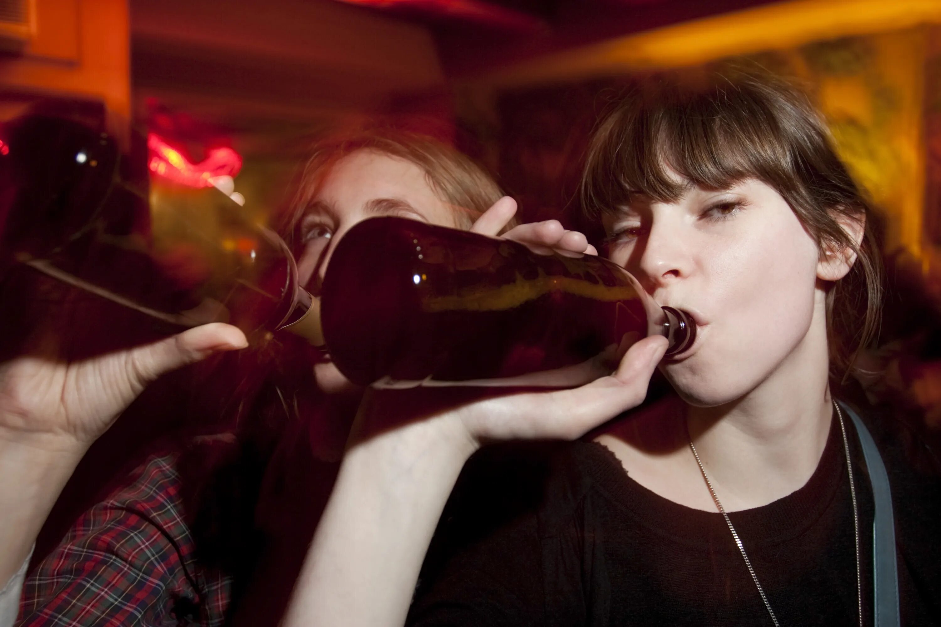 Drinking during. Молодежь пьет. Пьющая молодежь. Алкоголизм молодежи. Пить алкоголь.