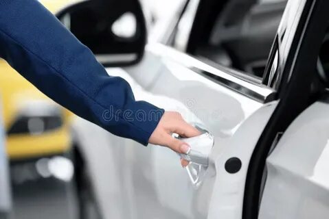 Водитель открывает дверь