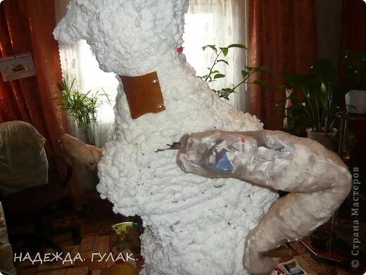 Монтажная пена застывшая. Бабка с пеной монтажной на голове. Бабка в монтажной пене. Монтажная пена в волосах. Посылка в монтажной пене.