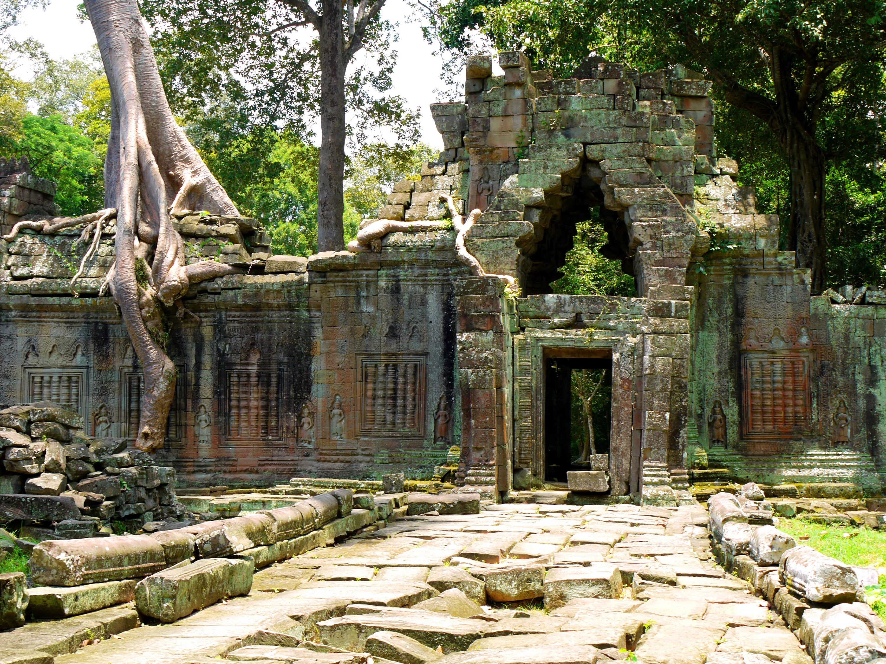Затерянный в джунглях. Ангкор-ват Камбоджа Затерянный город. Камбоджа – руины Ангкор-ват. Камбоджа дворец в джунглях. Затерянный город в джунглях Ангкор.