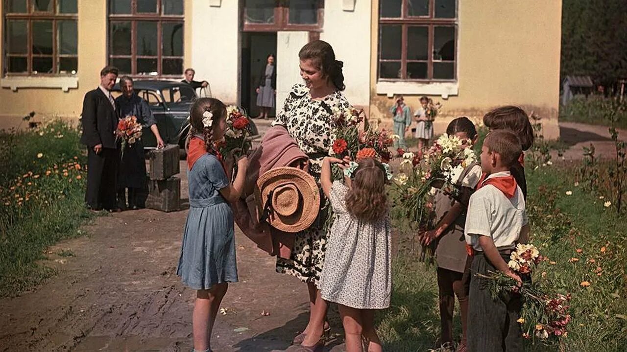 Приезд в ссср. Пионерка Ляхов 1950. Осень СССР. Советская учительница 1950х арт. События 1950-1970 годов.