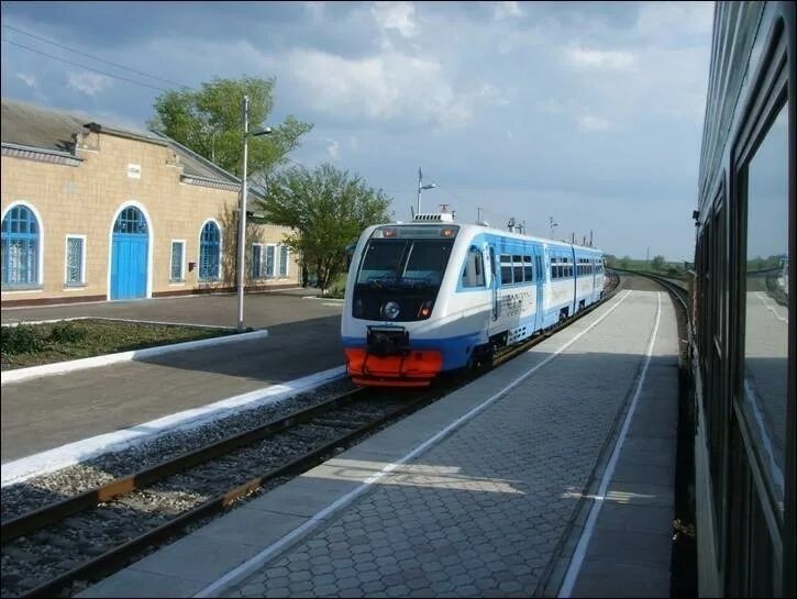 Станция Волгодонская. Электричка Волгодонск Куберле. Ростов Сальск рельсовый автобус. Электричка Волгодонск Ростов.