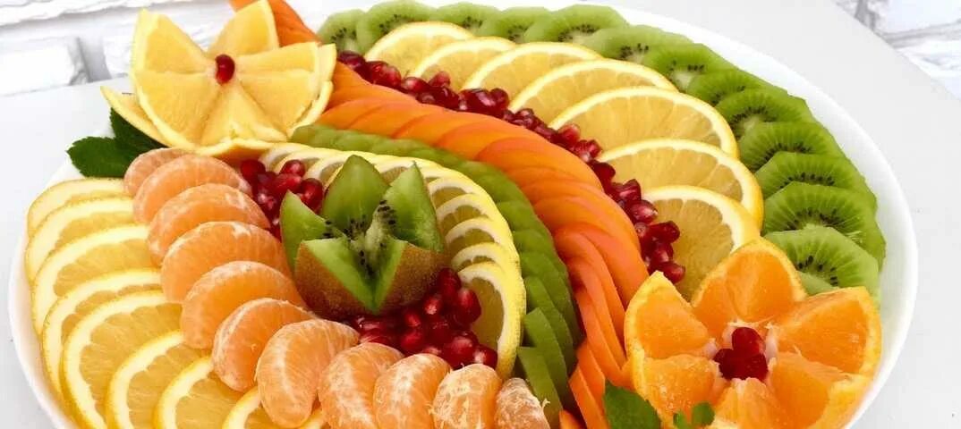 Как поставить фрукты на стол. Фруктовая нарезка. красивая нарезка фруктов. красиво нарезать фрукты. фруктовая нарезка на праздничный стол.