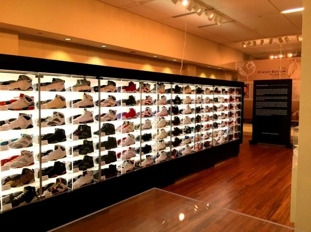 Рынок обуви. Много кроссовок найк. Базар одежда. Женская обувь на рынке. Магазин обуви.