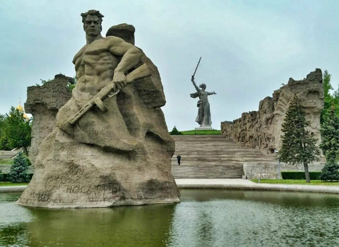 Главные памятники волгограда. Мемориальное кладбище на мамаевом кургане. Площадь стоявших насмерть на мамаевом кургане. Главные памятники волгограда. Мамаев курган сталинградская битва.