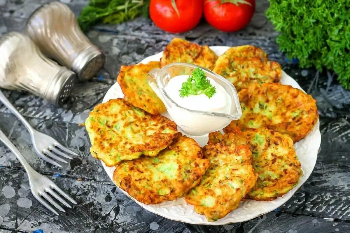 Оладьи самый вкусный и быстрый рецепт. Оладьи из цукини. оладьи из кабачков с сыром. кабачковые оладьи &quot;а-ля пирожки&quot;. оладьи из кабачков с сыром и чесноком.