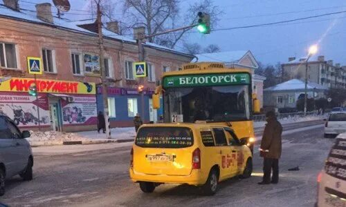 Такси белогорск телефоны. Такси Благовещенск Белогорск Амурская область. Такси Белогорск номера в Белогорске Амурская область. Автобусы Белогорск. Такси моё Белогорск Амурская область.