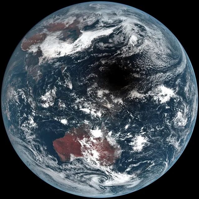 Лунное затмение. Тень от земли на луне. Сплюснутая луна. Тень земли на луне. Плоская луна.