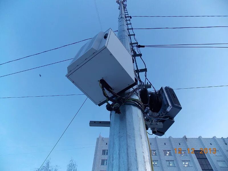 Оптическая муфта волс на опорах 35 кв. Опоры для сетей связи. Опоры для сетей связи. Опоры для сетей связи. Провода лэп.