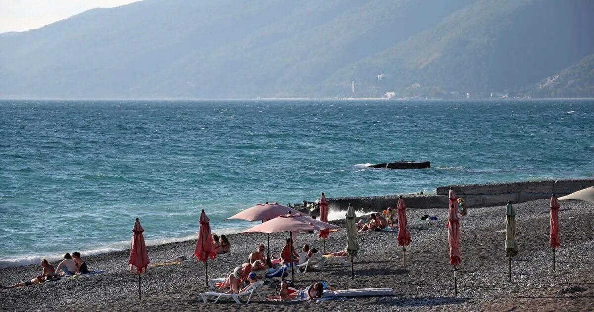 Гагра пляж 2022. Абхазия реальность. Врачи абхазии. Дорога на озеро рица абхазия. Безопасно ли в абхазии.